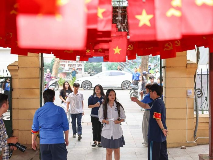 Thí sinh tới làm thủ tục dự thi tại điểm thi Trường THPT Trần Phú - Hoàn Kiếm (phường Cửa Nam). Ảnh: Thanh Tùng - TTXVN