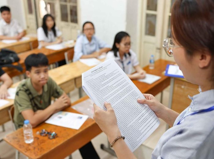 Giám thị tại điểm thi Trường THPT Trần Phú - Hoàn Kiếm (phường Cửa Nam) phổ biến quy chế và lịch thi cho các thí sinh. Ảnh: Thanh Tùng - TTXVN