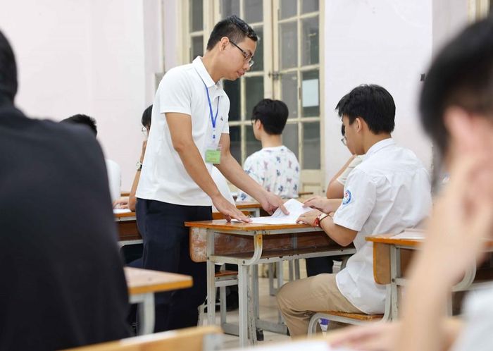 Giám thị kiểm tra thông tin, giải đáp thắc mắc của thí sinh. Ảnh: Thanh Tùng - TTXVN