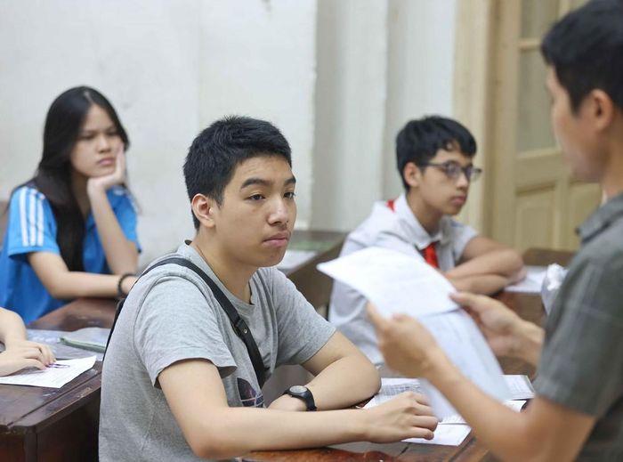 Thí sinh nghe phổ biến quy chế thi tại điểm thi Trường THPT Trần Phú - Hoàn Kiếm (phường Cửa Nam). Ảnh: Thanh Tùng - TTXVN
