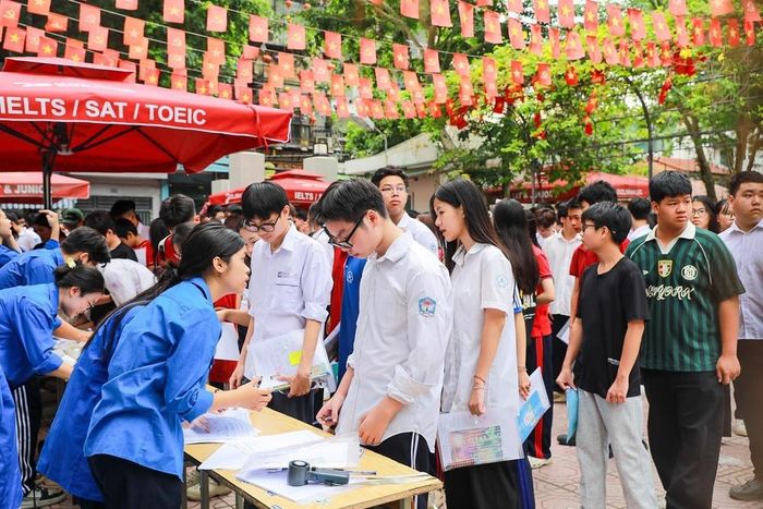Lực lượng thanh niên tình nguyện hỗ trợ thí sinh tại Điểm thi trường THPT Đoàn Kết - Hai Bà Trưng (phường Bạch Mai). Ảnh: Khánh Hòa - TTXVN