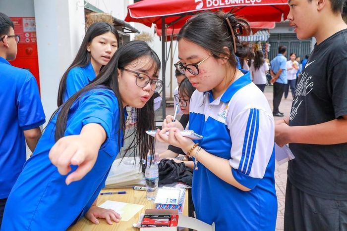 Lực lượng thanh niên tình nguyện hỗ trợ thí sinh tại điểm thi Trường THPT Đoàn Kết - Hai Bà Trưng (phường Bạch Mai). Ảnh: Khánh Hòa - TTXVN