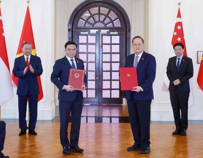 Tổng Bí thư, Chủ tịch nước Tô Lâm và Thủ tướng Singapore Lawrence Wong chứng kiến lễ trao các văn kiện hợp tác giữa hai nước. Ảnh: Thống Nhất – TTXVN