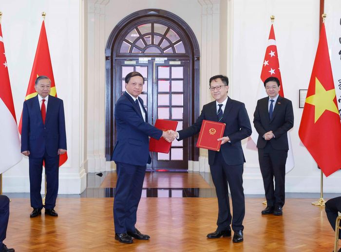 Tổng Bí thư, Chủ tịch nước Tô Lâm và Thủ tướng Singapore Lawrence Wong chứng kiến lễ trao các văn kiện hợp tác giữa hai nước. Ảnh: Thống Nhất – TTXVN