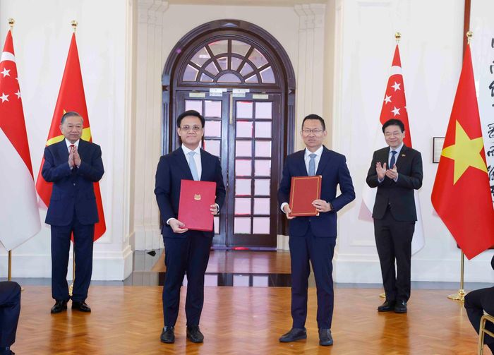 Tổng Bí thư, Chủ tịch nước Tô Lâm và Thủ tướng Singapore Lawrence Wong chứng kiến lễ trao các văn kiện hợp tác giữa hai nước. Ảnh: Thống Nhất – TTXVN