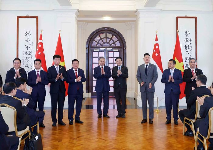 Tổng Bí thư, Chủ tịch nước Tô Lâm và Thủ tướng Singapore Lawrence Wong chứng kiến lễ trao các văn kiện hợp tác giữa hai nước. Ảnh: Thống Nhất – TTXVN