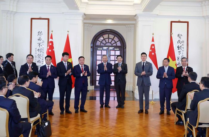 Tổng Bí thư, Chủ tịch nước Tô Lâm và Thủ tướng Singapore Lawrence Wong chứng kiến lễ trao các văn kiện hợp tác giữa hai nước. Ảnh: Thống Nhất – TTXVN