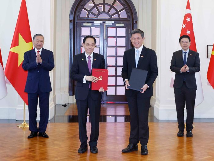 Tổng Bí thư, Chủ tịch nước Tô Lâm và Thủ tướng Singapore Lawrence Wong chứng kiến lễ trao các văn kiện hợp tác giữa hai nước. Ảnh: Thống Nhất – TTXVN