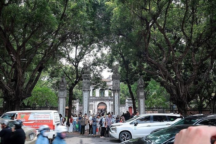 Những ngày cận kề kỳ thi, Văn Miếu - Quốc Tử Giám đón đông học sinh, phụ huynh đến dâng lễ, cầu may. Ảnh: Phạm Tuấn Anh - TTXVN