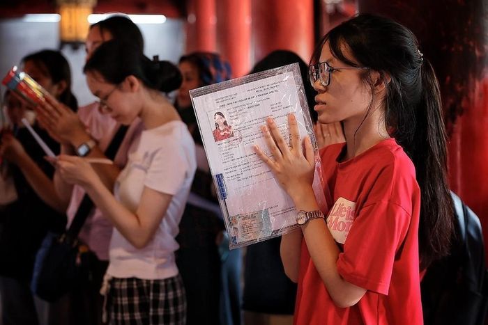 Văn Miếu - Quốc Tử Giám là trường đại học đầu tiên của Việt Nam. Nhiều sĩ tử tin rằng, đến đây lễ bái, xin chữ, hoặc chạm tay vào rùa đá sẽ mang lại may mắn trong thi cử, như được tiếp thêm sức mạnh tinh thần và trí tuệ. Ảnh: Phạm Tuấn Anh - TTXVN