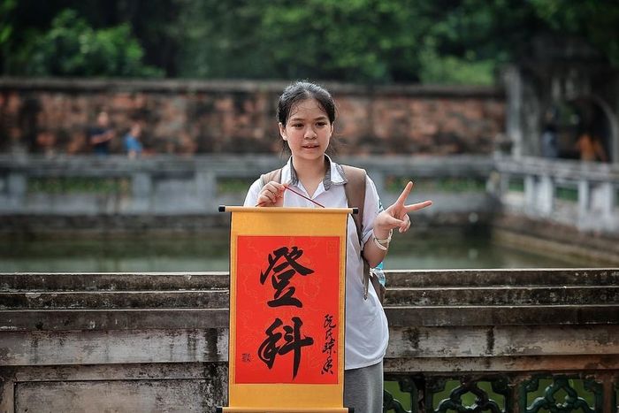 Một nữ sinh vui vẻ chụp ảnh với chữ “Đăng khoa” tại Văn Miếu - Quốc Tử Giám. Ảnh: Phạm Tuấn Anh - TTXVN