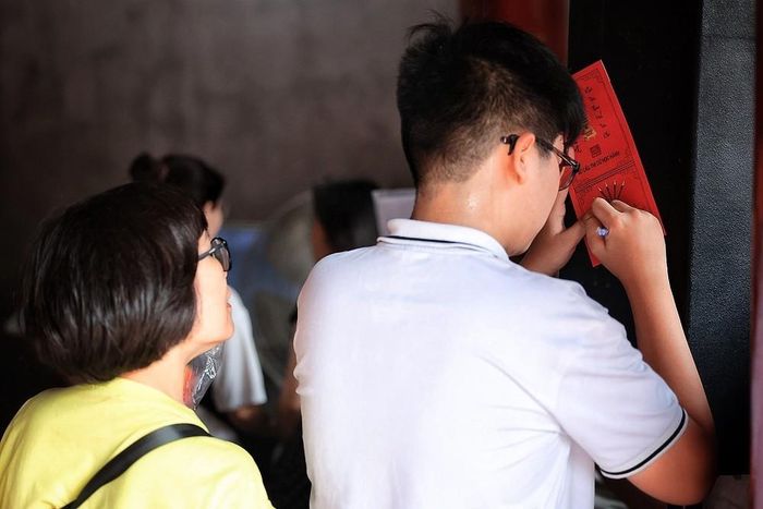 Mỗi một tờ sớ là một lời gửi gắm kỳ vọng vào kết quả thi sắp tới. Ảnh: Phạm Tuấn Anh - TTXVN