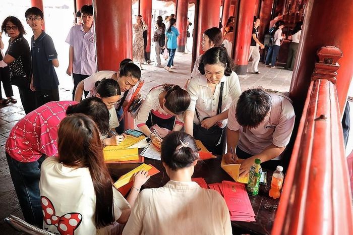 Khu vực viết sớ, ghi lời cầu nguyện tập trung đông học sinh và phụ huynh trong những ngày cao điểm trước kỳ thi. Ảnh: Phạm Tuấn Anh - TTXVN