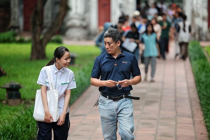 Phụ huynh đồng hành cùng con trong những ngày áp lực trước kỳ thi, vừa động viên vừa tiếp thêm tinh thần cho sĩ tử. Ảnh: Phạm Tuấn Anh - TTXVN