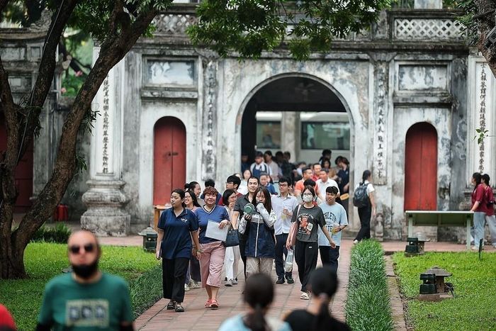 Chỉ còn một ngày nữa đến kỳ thi tuyển sinh vào lớp 10 THPT năm học 2026 - 2027, hàng ngàn phụ huynh và sĩ tử ở Hà Nội đã đến Văn Miếu - Quốc Tử Giám dâng hương, mong đạt kết quả tốt trong kỳ thi quan trọng sắp tới. Ảnh: Phạm Tuấn Anh - TTXVN