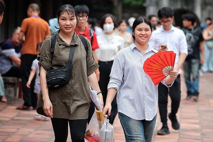 Nhiều học sinh và phụ huynh đến Văn Miếu - Quốc Tử Giám với tâm trạng vui vẻ. Ảnh: Phạm Tuấn Anh - TTXVN