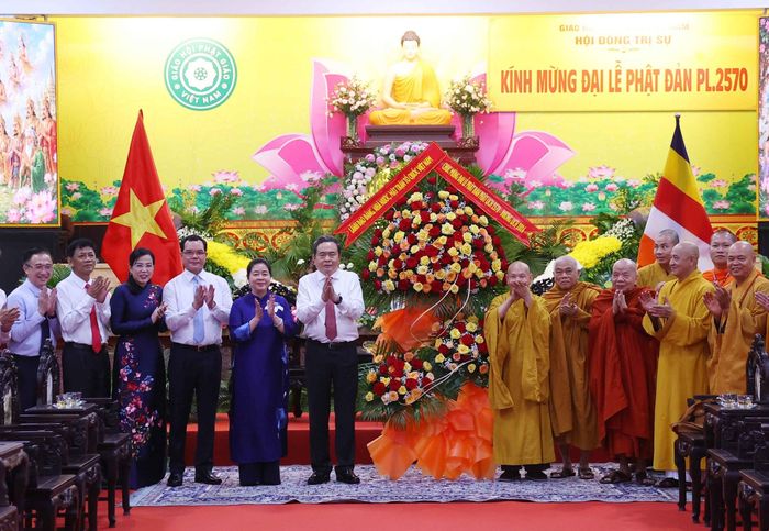 Chủ tịch Quốc hội Trần Thanh Mẫn thay mặt lãnh đạo Đảng, Nhà nước, Mặt trận Tổ quốc Việt Nam và Hòa thượng Thích Thiện Nhơn, Phó Pháp chủ Hội đồng chứng minh, Chủ tịch Hội đồng trị sự Trung ương Giáo hội Phật giáo Việt Nam với các đại biểu. Ảnh: Văn Điệp – TTXVN