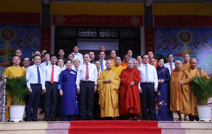 Chủ tịch Quốc hội Trần Thanh Mẫn thay mặt lãnh đạo Đảng, Nhà nước, Mặt trận Tổ quốc Việt Nam và Hòa thượng Thích Thiện Nhơn, Phó Pháp chủ Hội đồng chứng minh, Chủ tịch Hội đồng trị sự Trung ương Giáo hội Phật giáo Việt Nam với các đại biểu. Ảnh: Văn Điệp – TTXVN