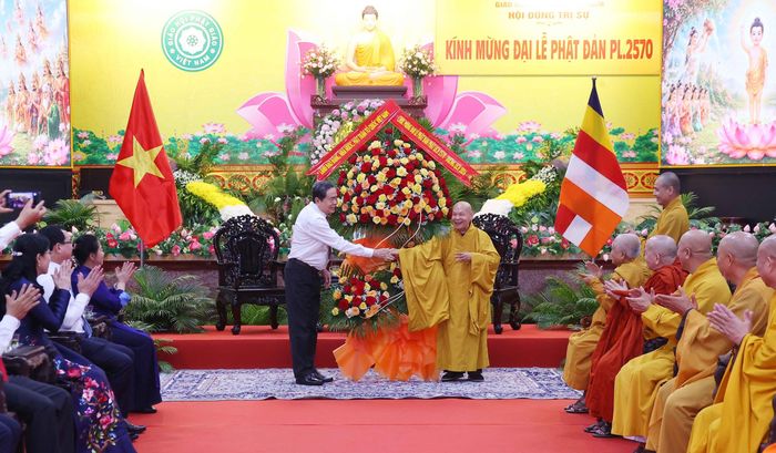 Chủ tịch Quốc hội Trần Thanh Mẫn thay mặt lãnh đạo Đảng, Nhà nước, Mặt trận Tổ quốc Việt Nam tặng hoa, chúc mừng Hòa thượng Thích Thiện Nhơn, Phó Pháp chủ Hội đồng chứng minh, Chủ tịch Hội đồng trị sự Trung ương Giáo hội Phật giáo Việt Nam. Ảnh: Văn Điệp – TTXVN