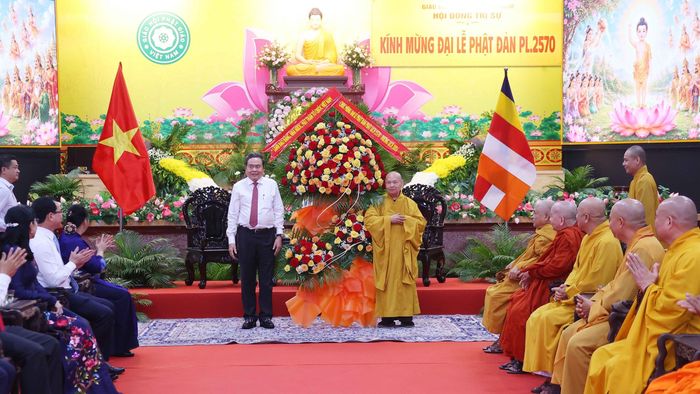 Chủ tịch Quốc hội Trần Thanh Mẫn thay mặt lãnh đạo Đảng, Nhà nước, Mặt trận Tổ quốc Việt Nam tặng hoa, chúc mừng Hòa thượng Thích Thiện Nhơn, Phó Pháp chủ Hội đồng chứng minh, Chủ tịch Hội đồng trị sự Trung ương Giáo hội Phật giáo Việt Nam. Ảnh: Văn Điệp – TTXVN