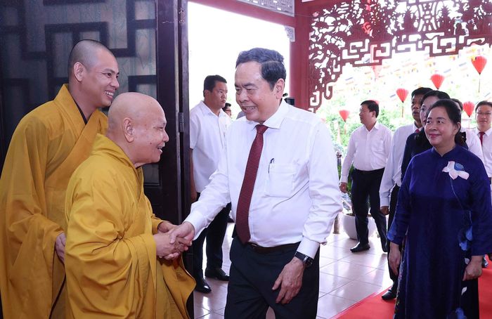 Chủ tịch Quốc hội Trần Thanh Mẫn thăm, chúc mừng Hòa thượng Thích Thiện Nhơn, Phó Pháp chủ Hội đồng chứng minh, Chủ tịch Hội đồng trị sự Trung ương Giáo hội Phật giáo Việt Nam. Ảnh: Văn Điệp – TTXVN