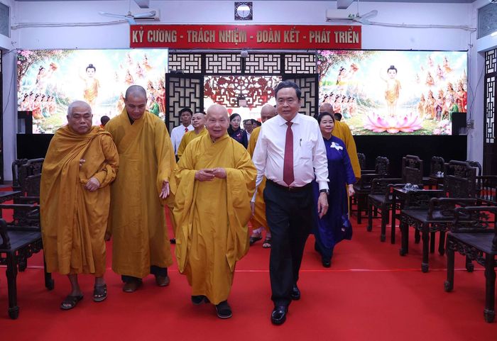 Chủ tịch Quốc hội Trần Thanh Mẫn thăm, chúc mừng Hòa thượng Thích Thiện Nhơn, Phó Pháp chủ Hội đồng chứng minh, Chủ tịch Hội đồng trị sự Trung ương Giáo hội Phật giáo Việt Nam. Ảnh: Văn Điệp – TTXVN