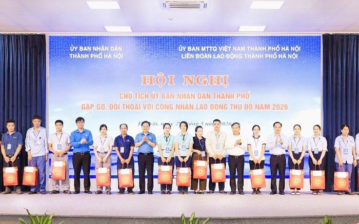 Lãnh đạo thành phố Hà Nội trao quà cho công nhân lao động có hoàn cảnh khó khăn nhân Tháng Công nhân năm 2026. Ảnh: Trung Nguyên - TTXVN
