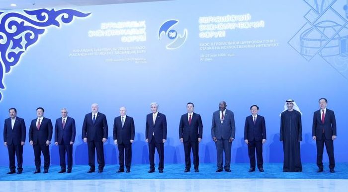 Nguyên thủ của 5 nước thành viên EAEU và các quốc gia khách mời tham dự Diễn đàn Kinh tế Á - Âu - Ảnh: VGP/Gia Huy