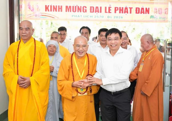 Phó Thủ tướng Nguyễn Văn Thắng đến chúc mừng Đại lễ Phật Đản tại chùa Từ Đàm - Ảnh VGP/Đức Tuân