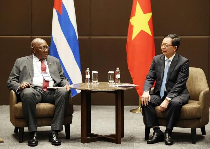 Phó Thủ tướng Hồ Quốc Dũng gặp Phó Chủ tịch nước Cuba Salvador Valdés Mesa - Ảnh: VGP/Gia Huy