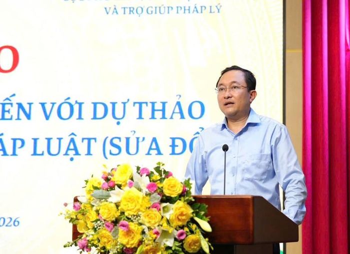 Ông Phan Hồng Nguyên, Phó Cục trưởng Cục Phổ biến, giáo dục pháp luật và Trợ giúp pháp lý phát biểu tại hội thảo. Ảnh: BTP