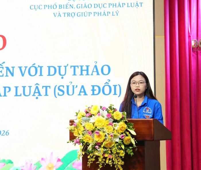 Đoàn viên Hoàng Như Quỳnh, đại diện Đoàn Thanh niên Bộ Tư pháp chia sẻ tại hội thảo. Ảnh: VGP/DA