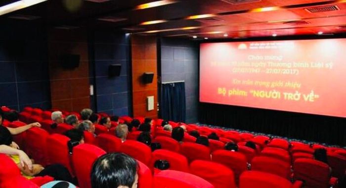 Việc phát hành, phổ biến phim phục vụ nhiệm vụ chính trị phải bảo đảm quyền tiếp cận và thụ hưởng phim của người xem phù hợp với từng loại hình phim và đối tượng thụ hưởng.