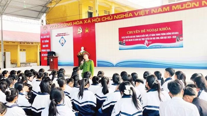Công an xã Sơn Lương, tỉnh Phú Thọ phối hợp Trường trung học phổ thông Sơn Lương tổ chức buổi ngoại khóa chuyên đề tuyên truyền về an ninh mạng. (Ảnh: Công an tỉnh Phú Thọ)