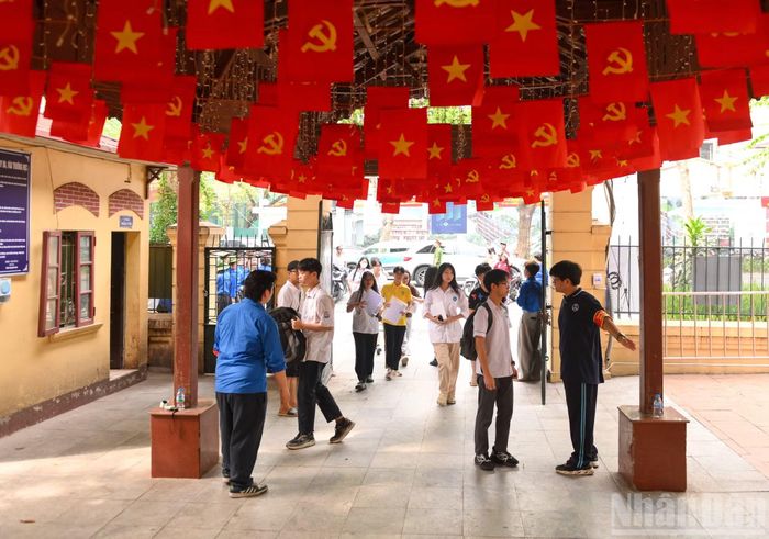 Theo kế hoạch của Sở Giáo dục và Đào tạo Hà Nội, từ 9 giờ sáng nay, các điểm thi tổ chức học quy chế thi, phổ biến lịch thi, hướng dẫn quy trình làm bài và để thí sinh kiểm tra thông tin cá nhân, số báo danh, phòng thi. Nếu phát hiện sai sót, thí sinh sẽ báo cho cán bộ coi thi để được điều chỉnh kịp thời.