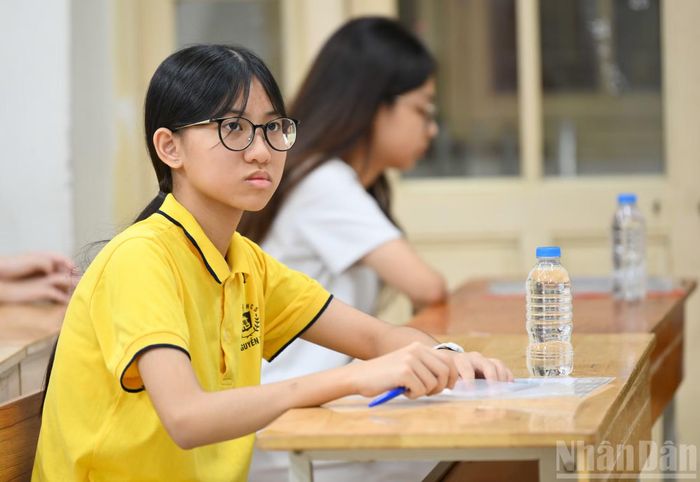 Kỳ thi tuyển sinh lớp 10 trung học phổ thông công lập năm học 2026-2027 của Hà Nội diễn ra từ ngày 30/5 đến 1/6. Theo đó, ngày 30/5, buổi sáng thí sinh thi môn ngữ văn trong thời gian 120 phút, buổi chiều thi ngoại ngữ trong 60 phút. Ngày 31/5, thí sinh thi môn toán trong 120 phút.