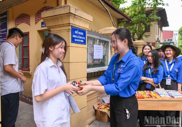 Lực lượng thanh niên tình nguyện "tiếp sức mùa thi" đã có mặt tại các điểm trường sẵn sàng hỗ trợ các thí sinh và phụ huynh.