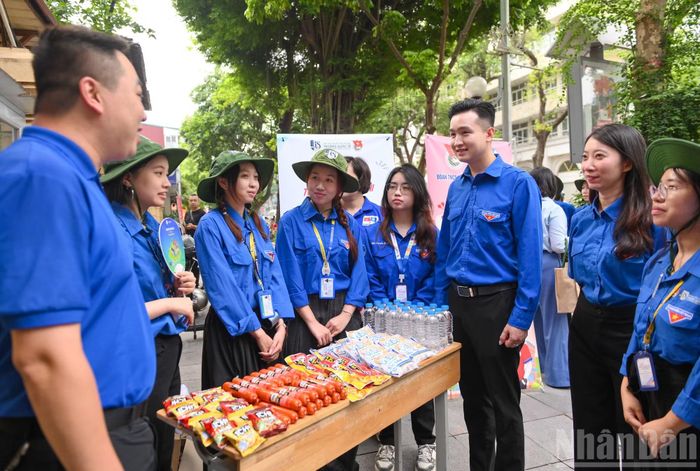 Lực lượng Thanh niên tình nguyện "tiếp sức mùa thi" đã có mặt tại các điểm trường sẵn sàng hỗ trợ các thí sinh và phụ huynh.