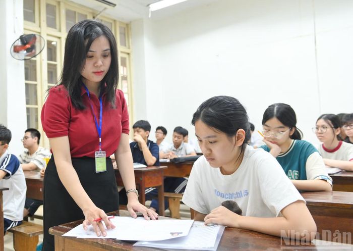 Giám thị kiểm tra thông tin của thí sinh.
