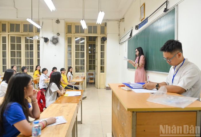 Giám thị phổ biến quy chế thi cho thí sinh.