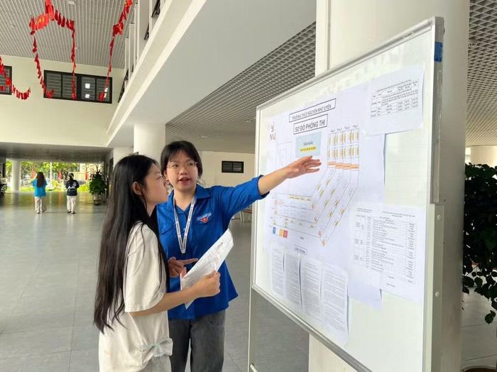 Thí sinh được hỗ trợ khi đến làm thủ tục dự thi.
