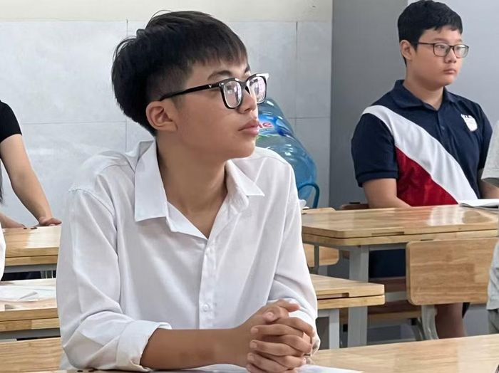 Thí sinh lắng nghe phổ biến quy chế thi.