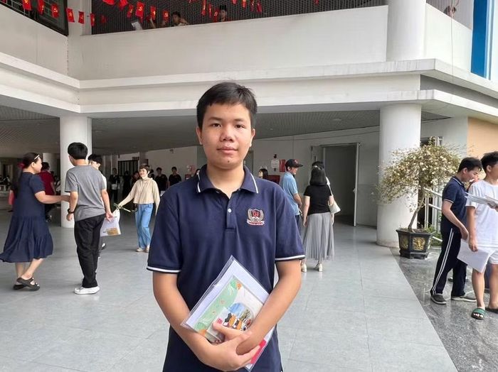 Em Nguyễn Kim Mạnh, học sinh Trường THCS Trung Hòa, thành phố Hà Nội đến làm thủ tục dự thi vào lớp 10 tại điểm thi Trường THCS Nguyễn Như Uyên.