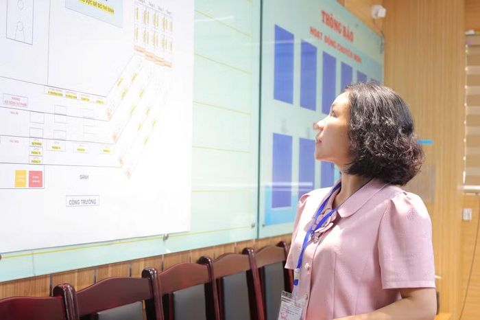 Bà Nguyễn Thị Hạnh, Trưởng điểm thi tại Trường THCS Nguyễn Như Uyên đang rà soát lại sơ đồ phòng thi.