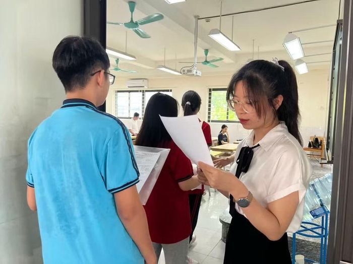 Thí sinh lần lượt vào phòng làm thủ tục dự thi.