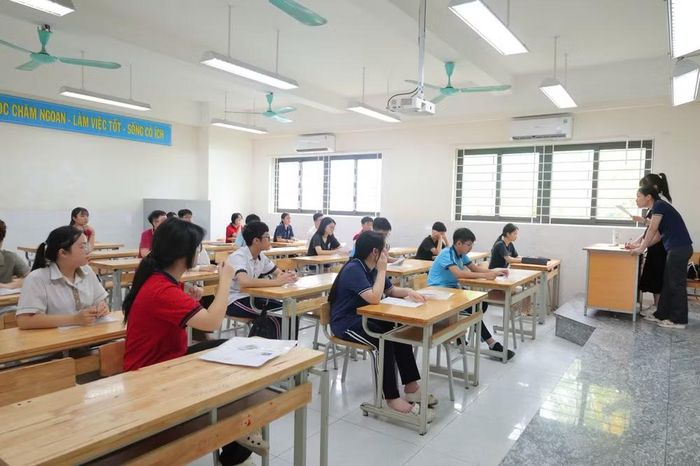 Giám thị phổ biến quy chế thi cho thí sinh.