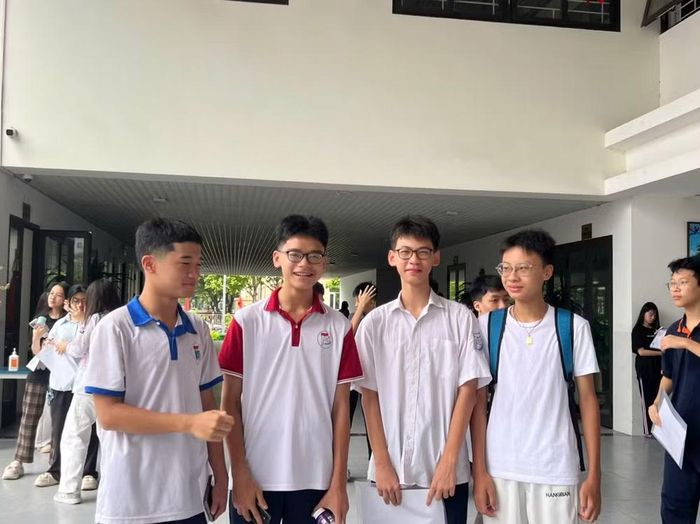 Các em học sinh đến điểm thi làm thủ tục dự thi.