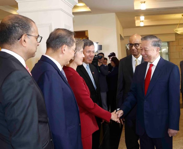 Tổng Bí thư, Chủ tịch nước Tô Lâm với thành viên đoàn đại biểu cấp cao Singapore dự Lễ đón. (Ảnh: Thống Nhất/TTXVN)