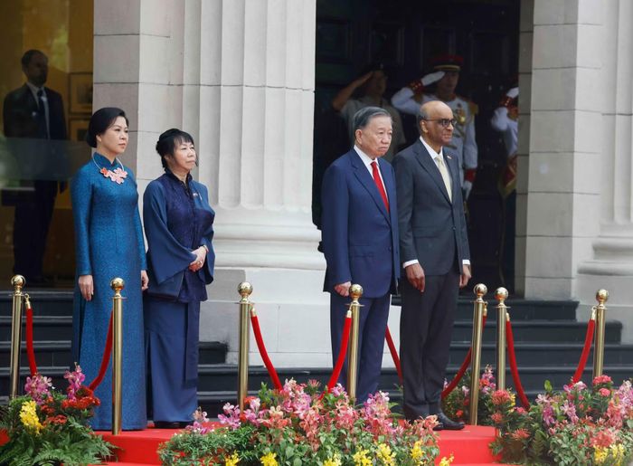 Tổng Bí thư, Chủ tịch nước Tô Lâm và Tổng thống Singapore Tharman Shanmugaratnam trên bục danh dự, nghe Quân nhạc cử Quốc thiều hai nước. (Ảnh: Thống Nhất/TTXVN)