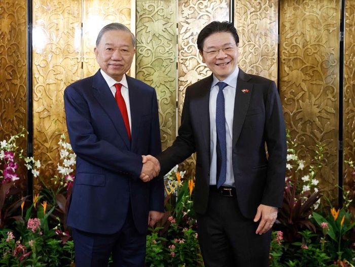  Tổng Bí thư, Chủ tịch nước Tô Lâm và Thủ tướng Singapore Lawrence Wong chụp ảnh chung. (Ảnh: Thống Nhất/TTXVN) 
